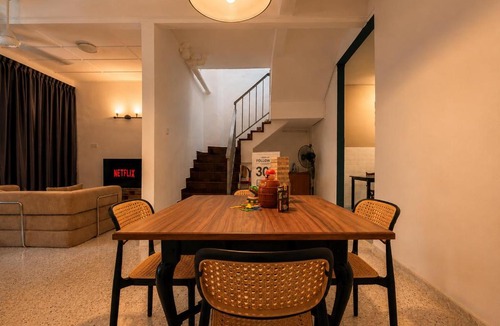Larut House | Selly Oak Family 4BR House near Lake Garden & Zoo with Free WiFi and Netflix