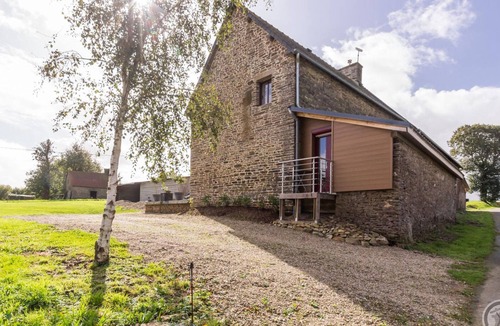 Saint-Laurent-de-Terregatte Cottage | Semi-detached house with balcony in countryside, Wi-Fi, parking, pets allowed
