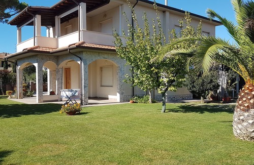 Marina di Castagneto Carducci Apartment | Semi-detached house near the sea