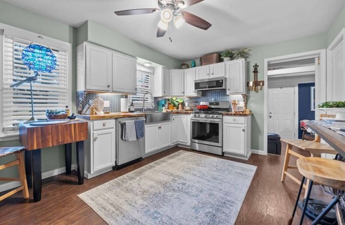 Cape Girardeau House | SEMO Redhawks Campus Home with Hot Tub