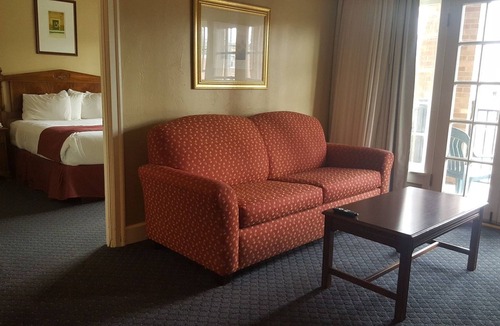 Topeka Hotel | Senate Luxury Suites
