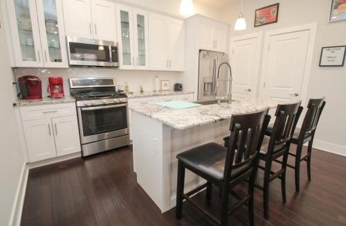 Newbold House | Sensational 3Bed-2Bath with GATED PARKING Sleeps 10