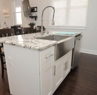 Newbold House | Sensational 3Bed-2Bath with GATED PARKING Sleeps 10
