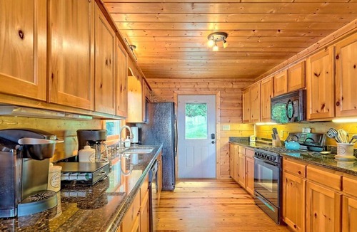 Screamer Mountain House | Sensational Mountain View Log Cabin Dog Friendly!