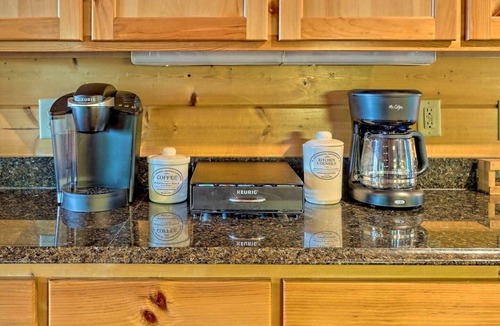 Screamer Mountain House | Sensational Mountain View Log Cabin Dog Friendly!