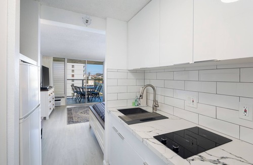 Waikiki Condo | Sensational Seaside Condo, remodeled in 2023 parking available, 1 block to beach