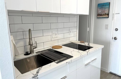 Waikiki Condo | Sensational Seaside Condo, remodeled in 2023 parking available, 1 block to beach