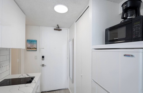 Waikiki Condo | Sensational Seaside Condo, remodeled in 2023 parking available, 1 block to beach