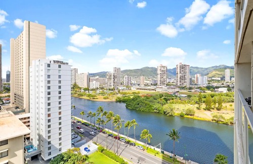 Waikiki Condo | Sensational Seaside Condo, remodeled in 2023 parking available, 1 block to beach