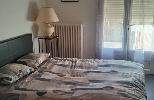 Saint-Pavace Bed & Breakfast | Separate bedroom