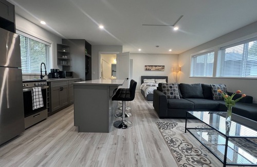 Gibsons Apartment | Separate Sunny Studio close to the Beach!