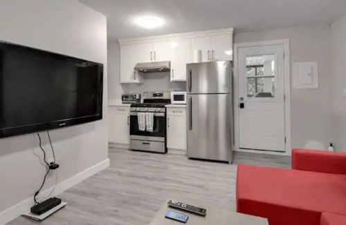 Fleetwood House | SEPERATE BACK BASEMENT SUITES⭐️WITH WELL AMENITIES