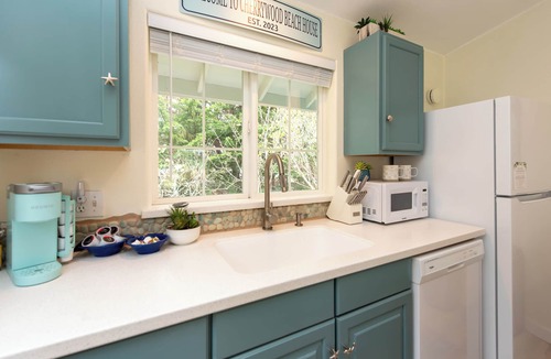 Sequim Cottage | Sequim Escape w/Gas Grill & Deck, Walk to Beach!