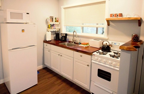 Three Rivers Cottage | Sequoia Studio Retreat! Cozy Hut for up to 3 Guests - Close to Park - WiFi & AC