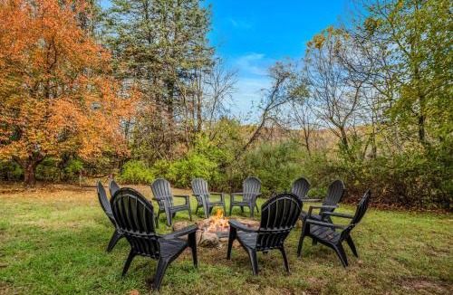 Berkeley Springs House | Serendipity - Hot Tub - Pet Friendly - Fire Pit - Grill - Porch - Deck - Wifi - Pool Access - Games