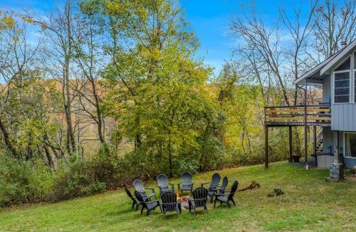 Berkeley Springs House | Serendipity - Hot Tub - Pet Friendly - Fire Pit - Grill - Porch - Deck - Wifi - Pool Access - Games