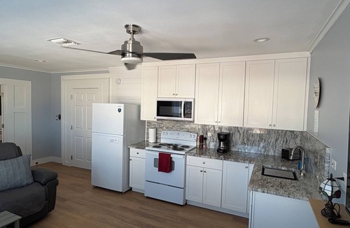 Pass-a-Grille Cottage | Serene 1-bedroom Cottage with Beach Access! "Where The Coast is Calling!"