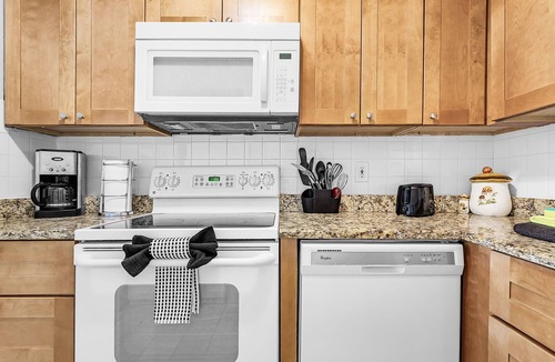 Pelican Condo | Serene 2-bedroom condo with AC in beautiful Cape Coral