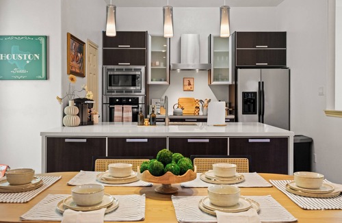 Montrose House | Serene 3BD - Rooftop, Shuffleboard - 10mins to DT