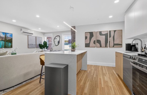 Central Square Apartment | Serene 4BR 3BA Apt Harvard/MIT Sleeps 10+ Parking Permit Included