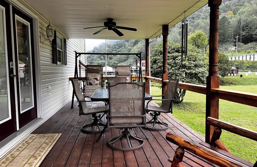 Delbarton House | Serene 5-bedroom house in Delbarton for large groups