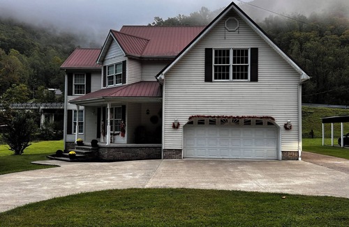 Delbarton House | Serene 5-bedroom house in Delbarton for large groups