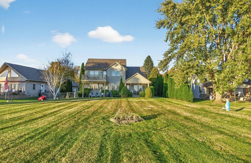 Pearl Beach House | Serene 5-bedroom waterfront house with AC in Algonac,