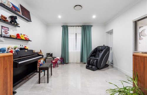 Gold Coast House | Serene 5BR Waterfront Escape - Prestige