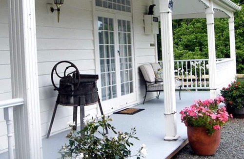 Waingaro Cabin | Serene Bed and Breakfast near Hamilton, New Zealand