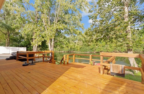 Indianapolis Cabin | Serene Broadripple Cabin on the RIVER, Hot tub! Amazing deck and view