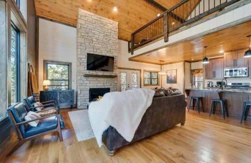 Broken Bow House | Serene Broken Bow Cabin w/Hot Tub & Fire Pit!