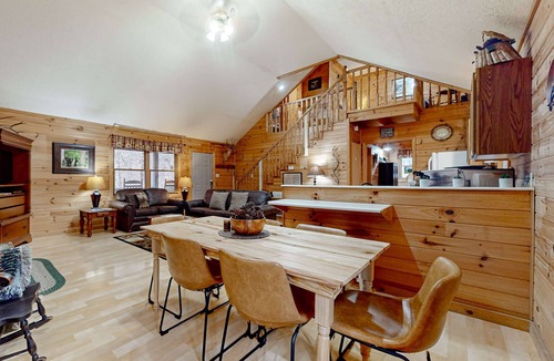 Townsend Cabin | Serene Cabin Escape, Near Downtown・Firepit・Hot Tub