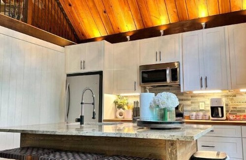 Tate Cabin | Serene Chalet Surrounded by Trees with Hot Tub & Resort Amenitiesn