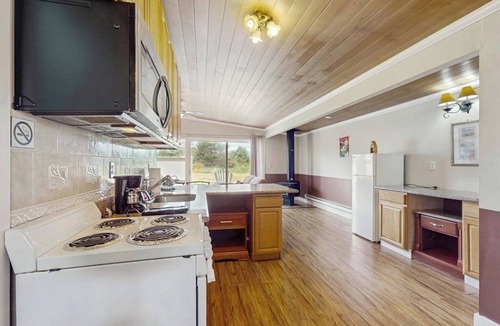 Copalis Beach Condo | Serene coastal oceanfront condo with shared hot tub & beach trail access