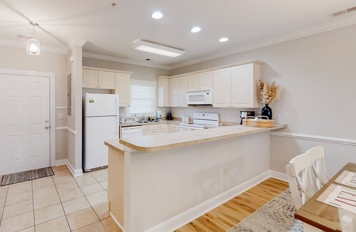 Central Myrtle Beach Condo | Serene condo with pool, balcony, full kitchen, washer/dryer, and TV