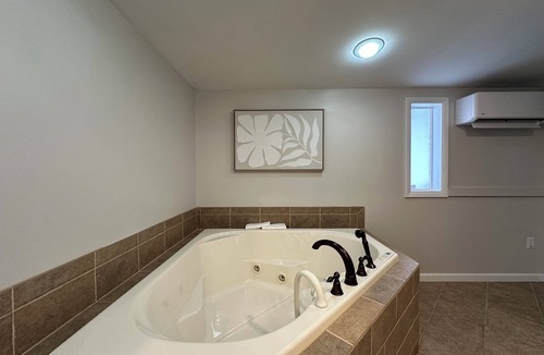 Baltimore Apartment | Serene Deluxe Suite with Jacuzzi & EV charger