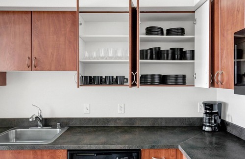West Bellevue Apartment | Serene Downtown Bellevue 2BR w/W/D & Storage, near Shops, by Blueground