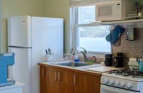 Estate Hull Condo | Serene Escape + 3 Mins to Beach + Dining