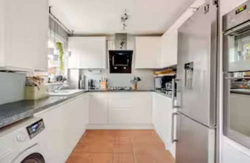 Bellingham House | Serene garden 2-bed home with parking