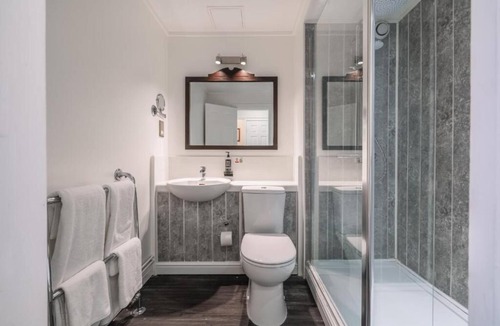 Ipswich Hotel | Serene Getaway in Ipswich | Breakfast, Pool, Spa Treatment & Historic Vibes