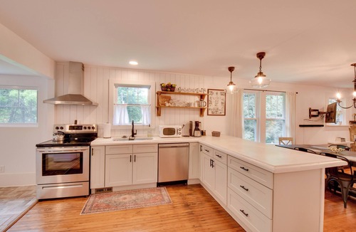 Greenville Cottage | Serene Greenville Cottage: 6 Mi to Paris Mtn!