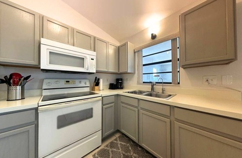 Largo House | SERENE HOME/HUGE BACKYARD/BBQ-NEAR BEACH/MALL/GOLF/LAKE/AIRPORT/SHOPS/RESTAURANT