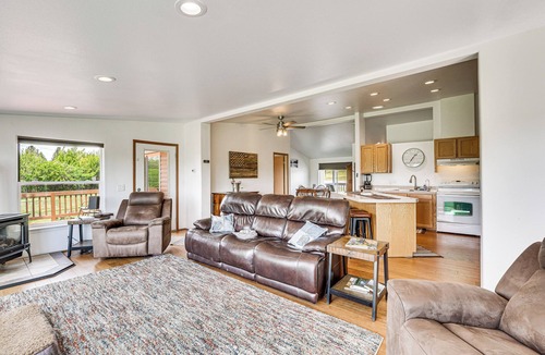 Chiloquin House | Serene Home w/On-Site Pond & Decks in Chiloquin!