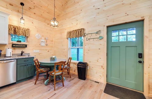 Williamstown Cabin | Serene Kentucky Cabin w/Fireplace + Fire Pit!