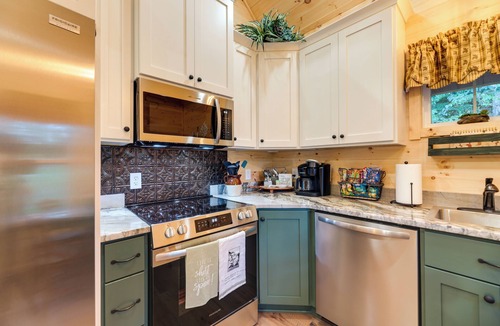 Williamstown Cottage | Serene Kentucky Cabin w/Fireplace + Fire Pit!