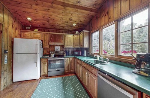 Boulder Junction House | Serene Lakefront Home w/Wifi, docks, kayaks, gas grill, fire pit & more