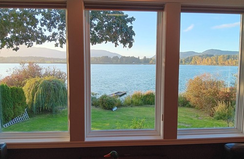 Duncan House | Serene Lakefront Retreat: Your Perfect Getaway