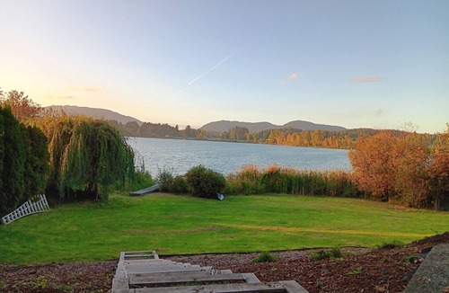 Duncan House | Serene Lakefront Retreat: Your Perfect Getaway