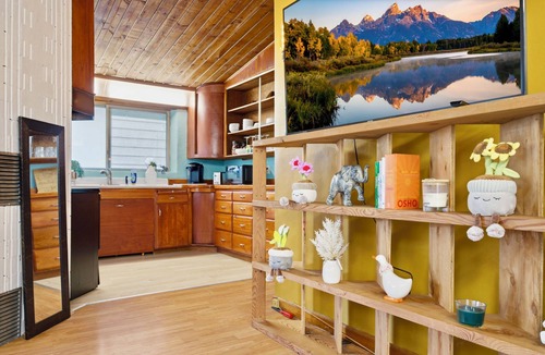 Stevens House | Serene MidCentury Gem 5BR Madison Park & World Cup