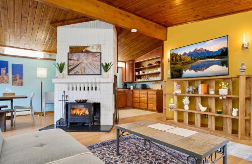 Stevens House | Serene MidCentury Gem 5BR Madison Park & World Cup